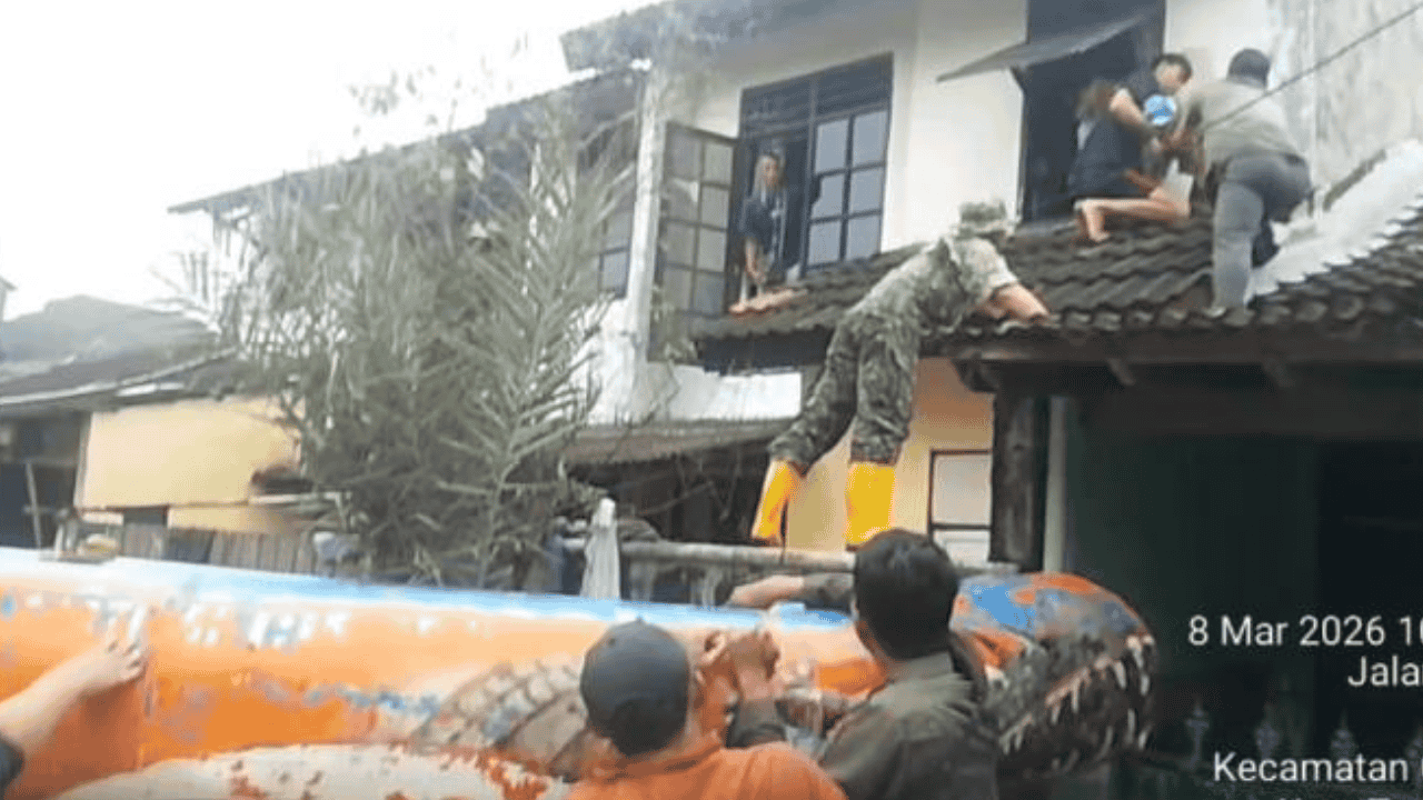 Dramatis! Bayi 3 Hari Dievakuasi Lewat Genteng Saat Banjir 1 Meter Rendam Puri Kartika Baru Ciledug