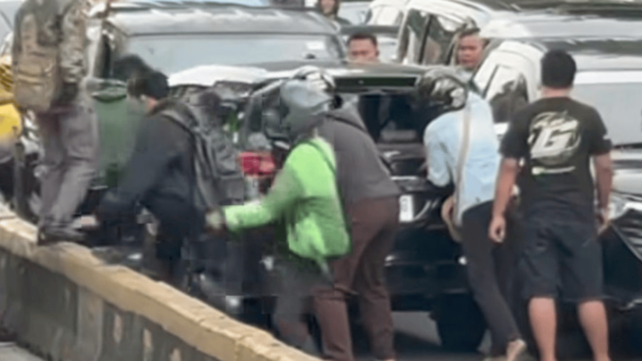 Viral Calya “Ngamuk” di Gunung Sahari! Dikejar Polisi Gegara Pelat Palsu, Nekat Lawan Arah hingga Tabrak Motor