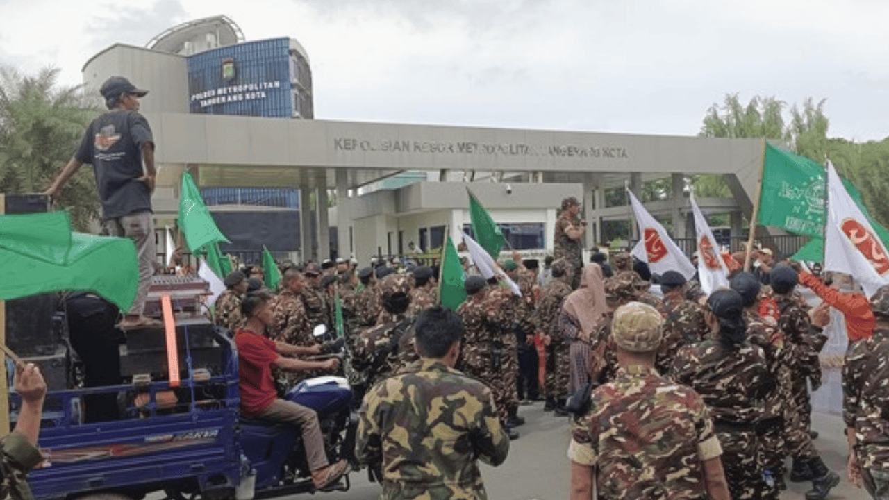 Ratusan Banser Kepung Polres Metro Tangerang, Desak Kasus Bahar Smith Diusut Tuntas dan Transparan