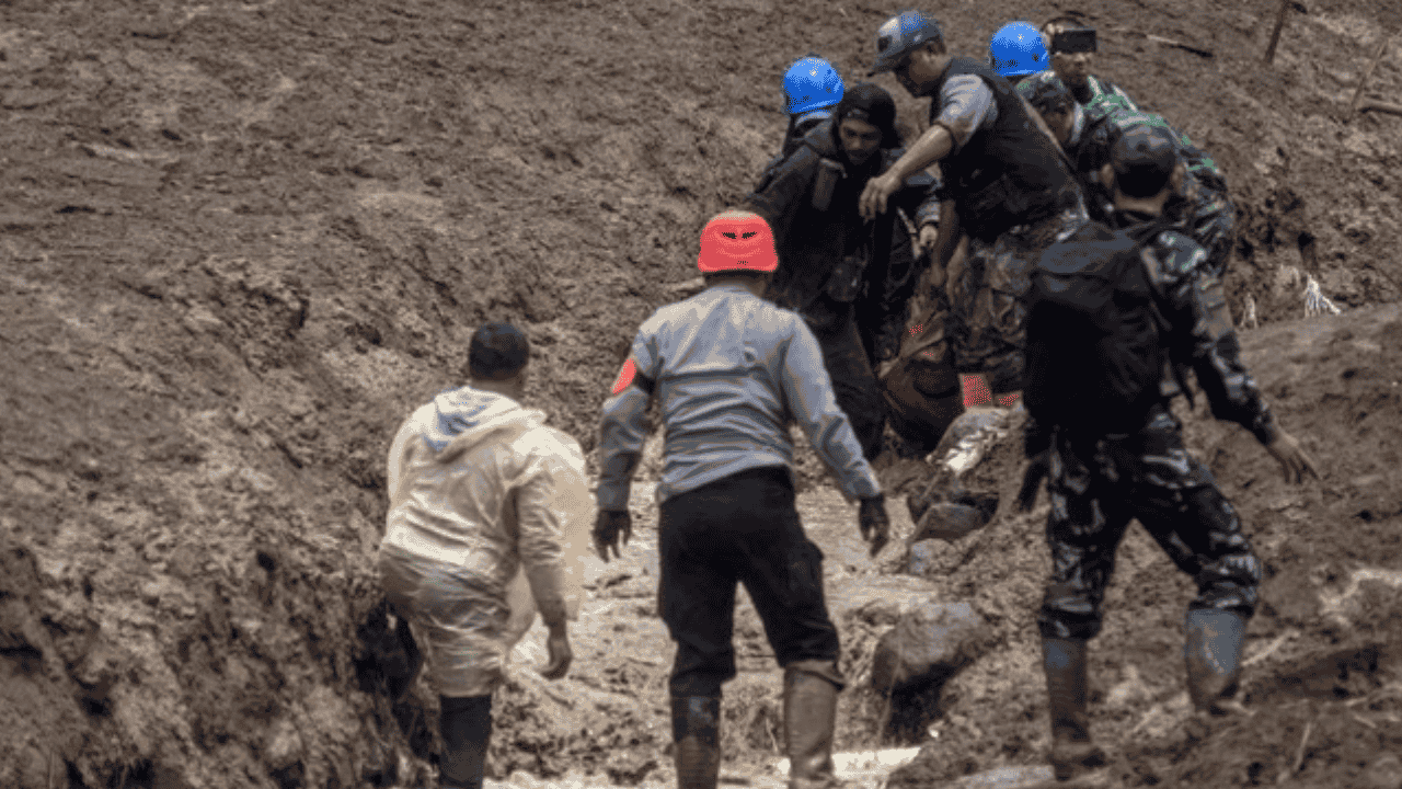 Tanah Masih Labil, Evakuasi Longsor Cisarua Tersendat: 11 Ditemukan, 79 Warga Belum Ketemu Meski Alat Berat Dikerahkan