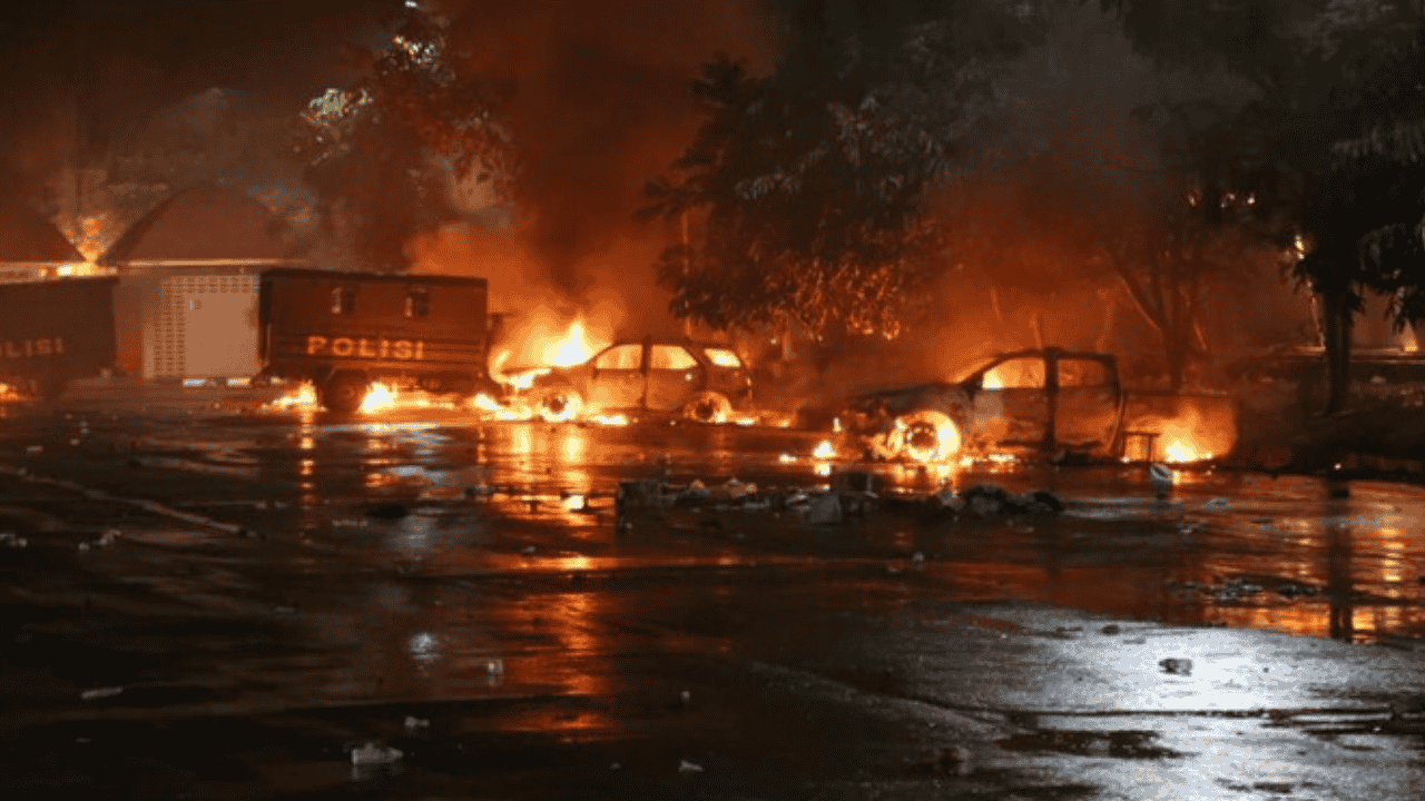 Kerusuhan Pecah Usai Persipura vs Adhyaksa FC, 25 Mobil Dibakar dan Motor Polisi Raib