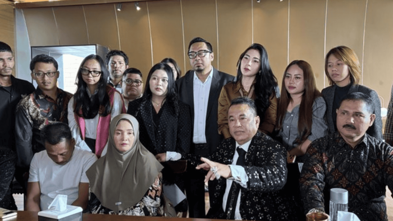 “Biar Saya yang Gantikan!” Ibu ABK Fandi Menangis di Depan Hotman Paris, Bantah Anak Terlibat Sabu Hampir 2 Ton