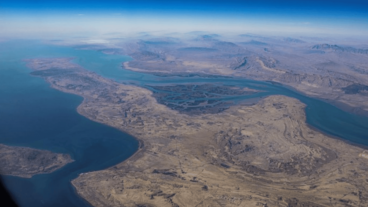 Selat Hormuz Memanas, Iran Tantang AS Kawal Kapal di Jalur Minyak Paling Vital Dunia