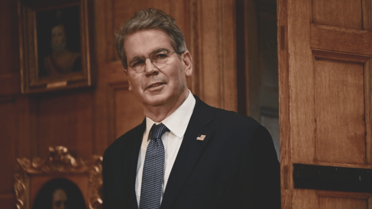 Menteri Keuangan AS Siap Izinkan Trump Kenakan Tarif 500% untuk Produk China atas Perdagangan Minyak Rusia