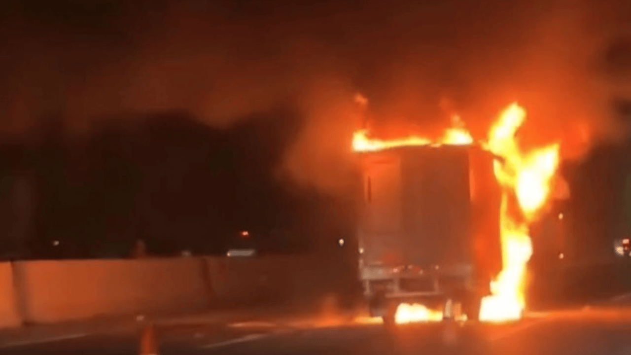 Mobil Boks Ngebut di Tol Jagorawi Berakhir Terbakar di KM 26, Damkar Bogor Turun Tangan 2 Jam