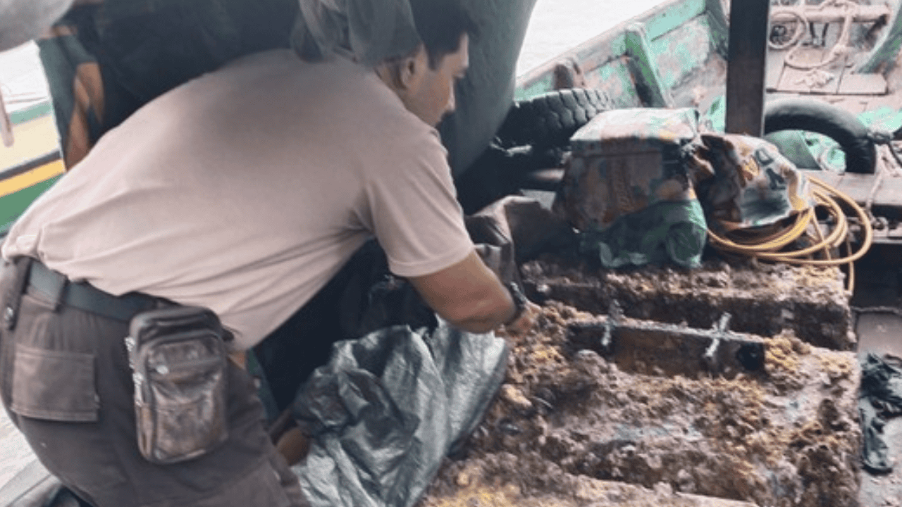 Aksi Nekat Dini Hari di Suramadu Terbongkar! 7 Nelayan Ditangkap Saat Curi Besi Pelindung Tiang Pancang