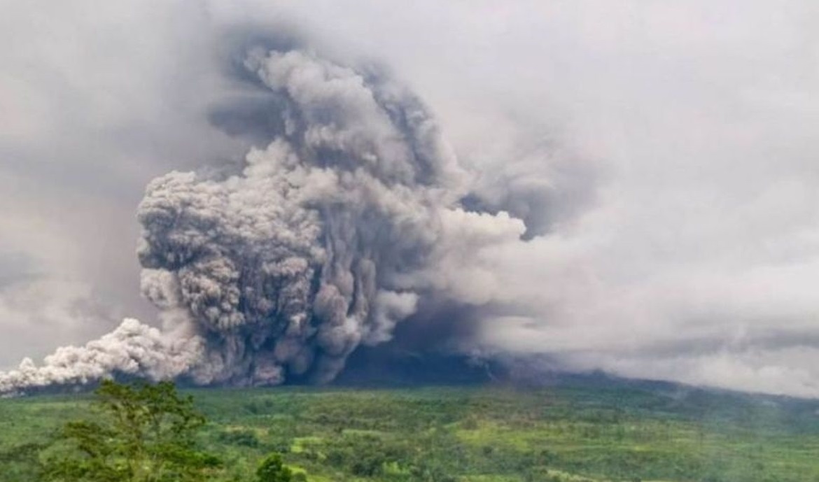 Gunung Semeru Alami 45 Gempa Erupsi dalam 6 Jam, PVMBG Tegaskan Status Awas