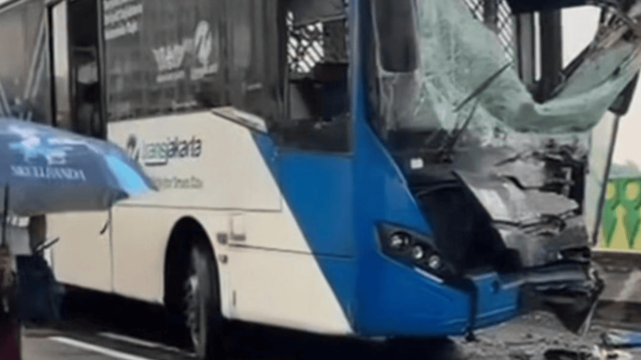 Ngeri di Jam Berangkat Kerja! Dua TransJ “Adu Banteng” di Jalur Langit Koridor 13, 23 Penumpang Terluka