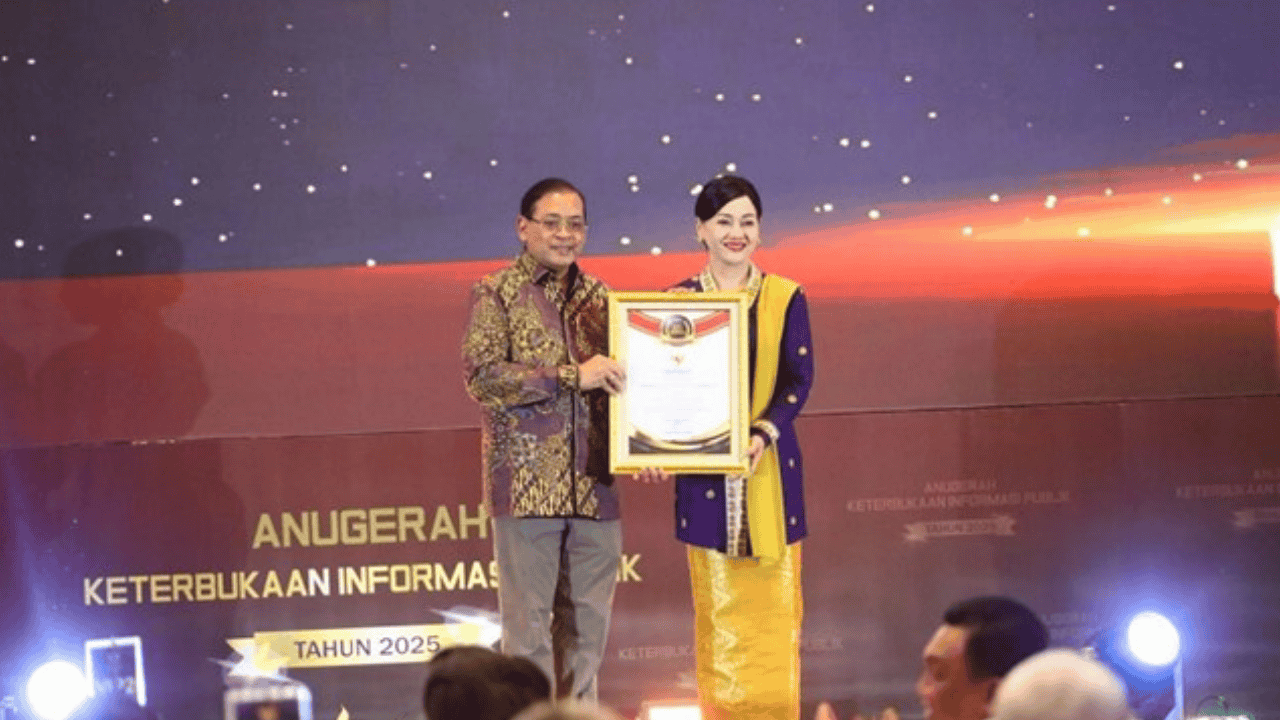 OJK Sabet Predikat Badan Publik Terbaik Nasional 2025, Skor 98,70 dan Bawa Pulang Arkaya Wiwarta Prajanugraha