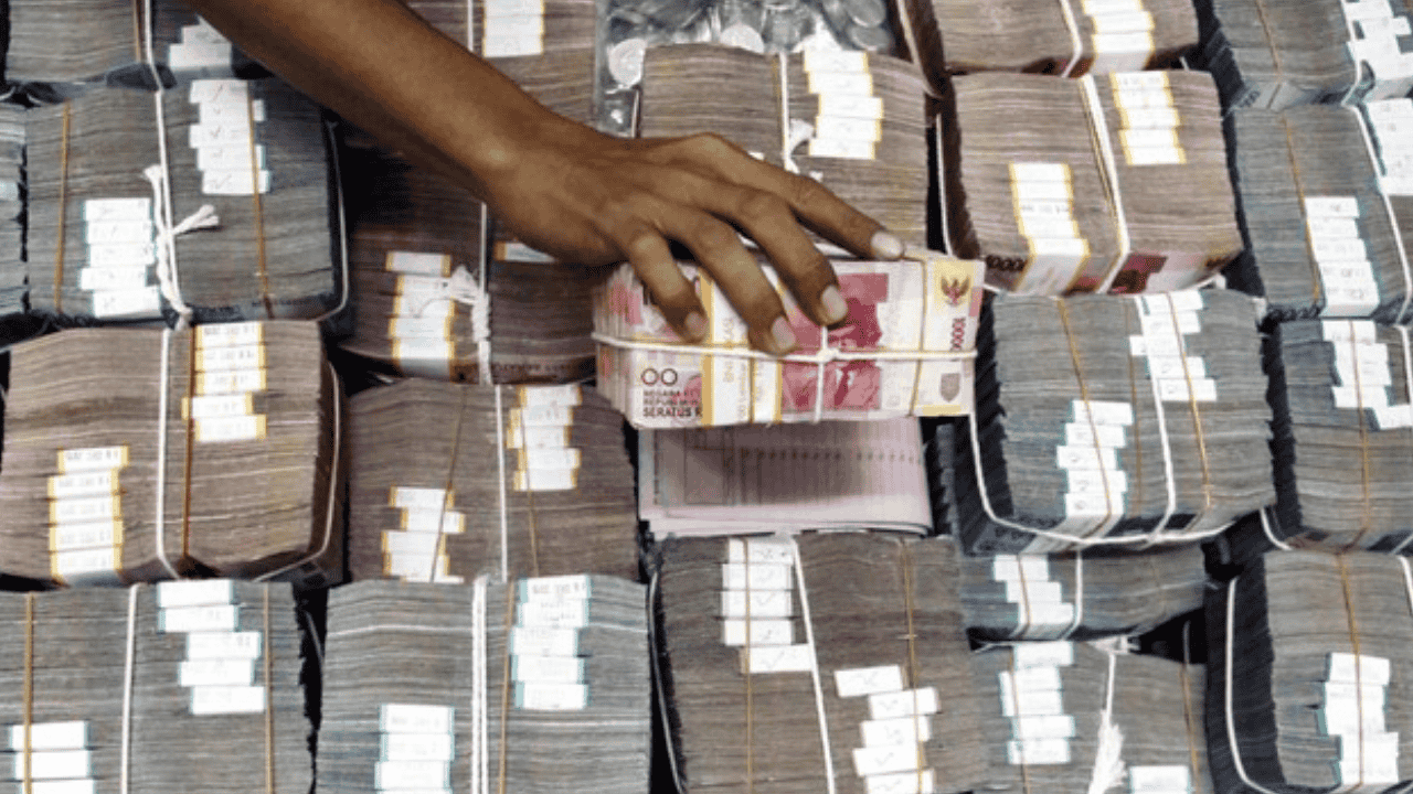 APBN Terancam Tak Mampu Bendung Harga BBM, Ekonom Wanti-wanti Inflasi hingga PHK Massal