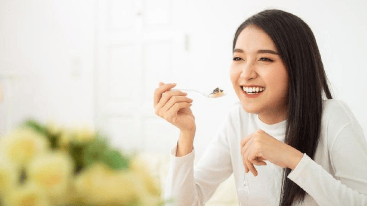 Awas, Kebiasaan Sepele Ini Diam-diam Bikin Overeating: Bukan Cuma Soal “Nggak Bisa Nahan”