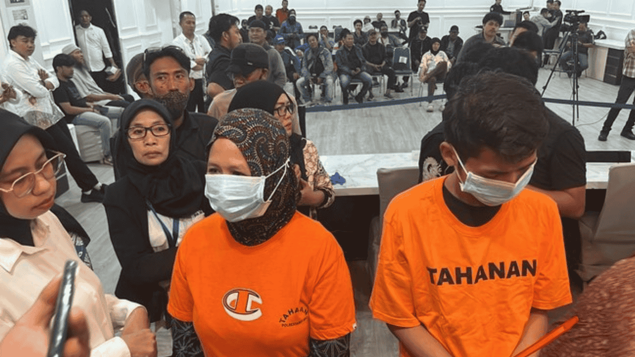 Polisi Tampilkan Pasutri Makassar Berbaju Tahanan, Diduga Paksa Pekerja Jadi Korban Kekerasan Seksual