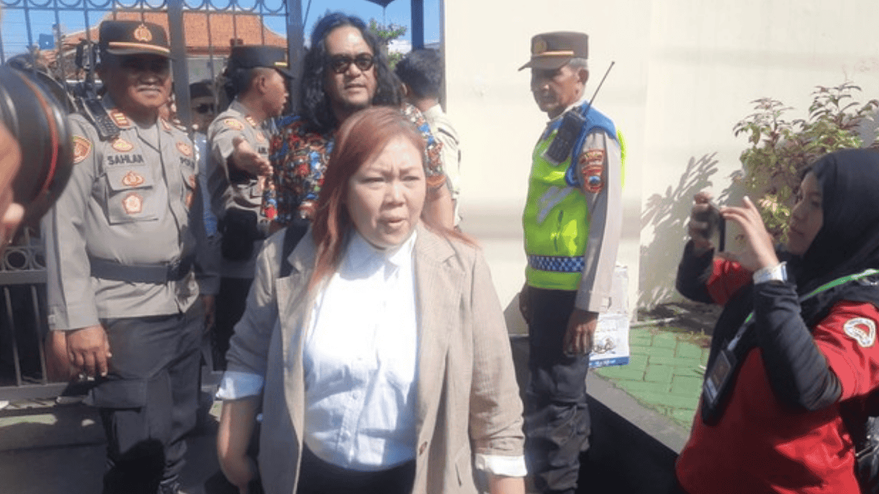 Putri Gus Dur & Ketua BEM UGM “Turun Gunung” ke PN Pati, Sidang Vonis Botok-Teguh Dijaga 1.300 Personel dan Massa Tuntut