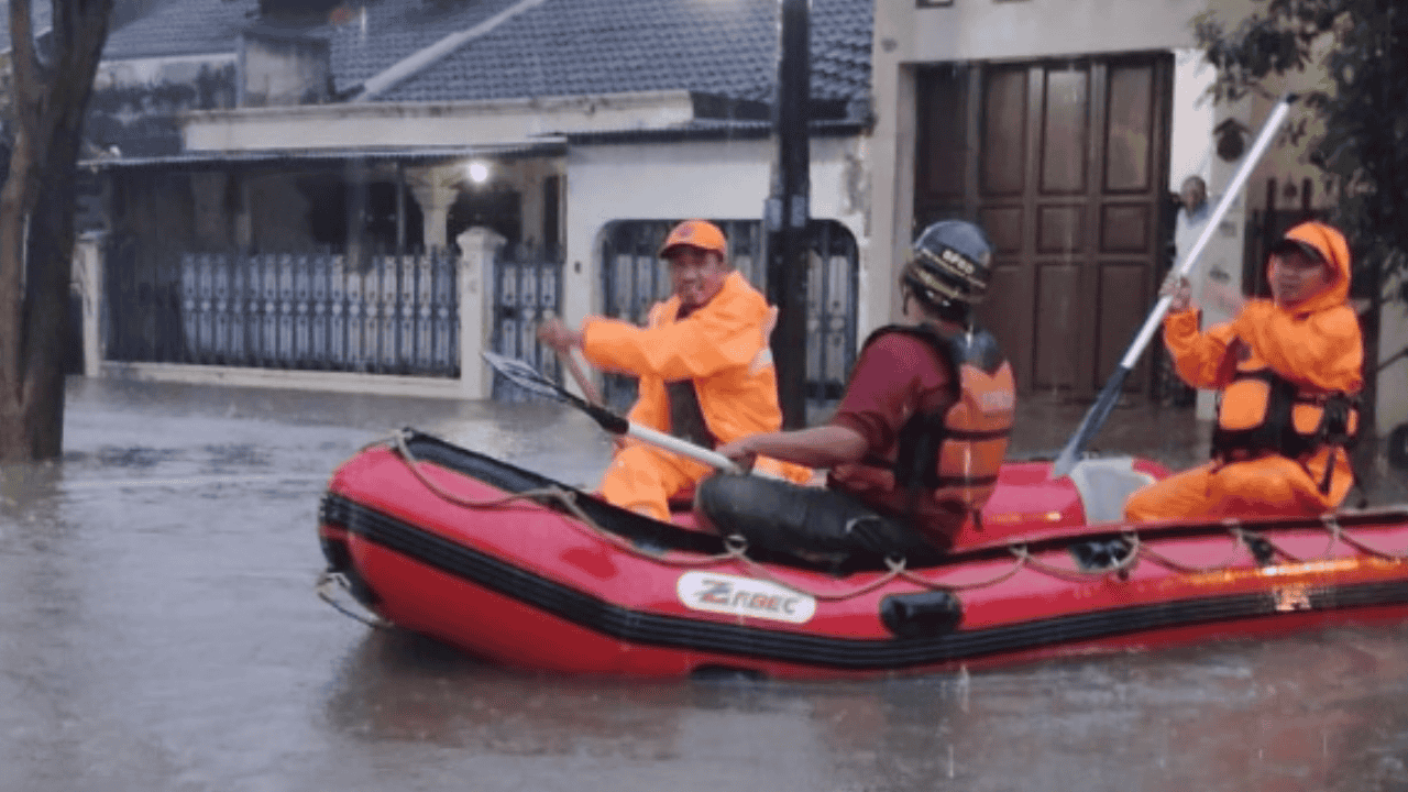 Banjir Meningkat, Pemkot Tangsel Turunkan Tim Gabungan Evakuasi Warga di Sejumlah Titik Rawan