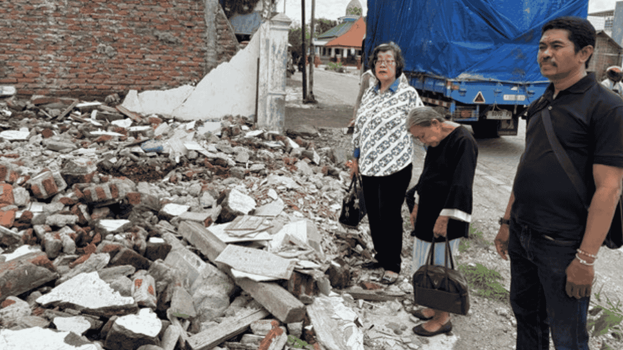 Viral Nenek 80 Tahun Diusir Paksa Oleh Ormas, Rumah Diratakan.