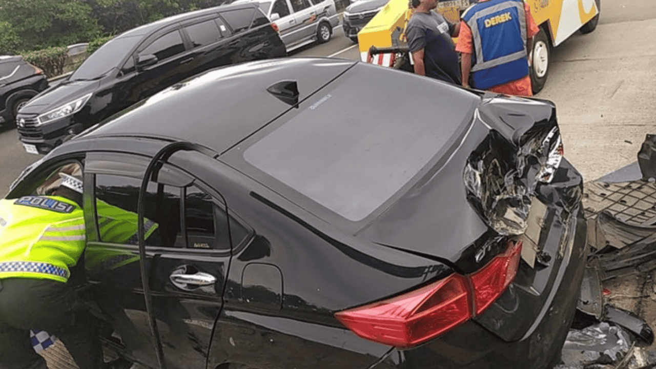 Nyaris Tewas di Tol Jagorawi, Model Diva Siregar Selamat Usai Mobil Terbalik Diduga Akibat Microsleep