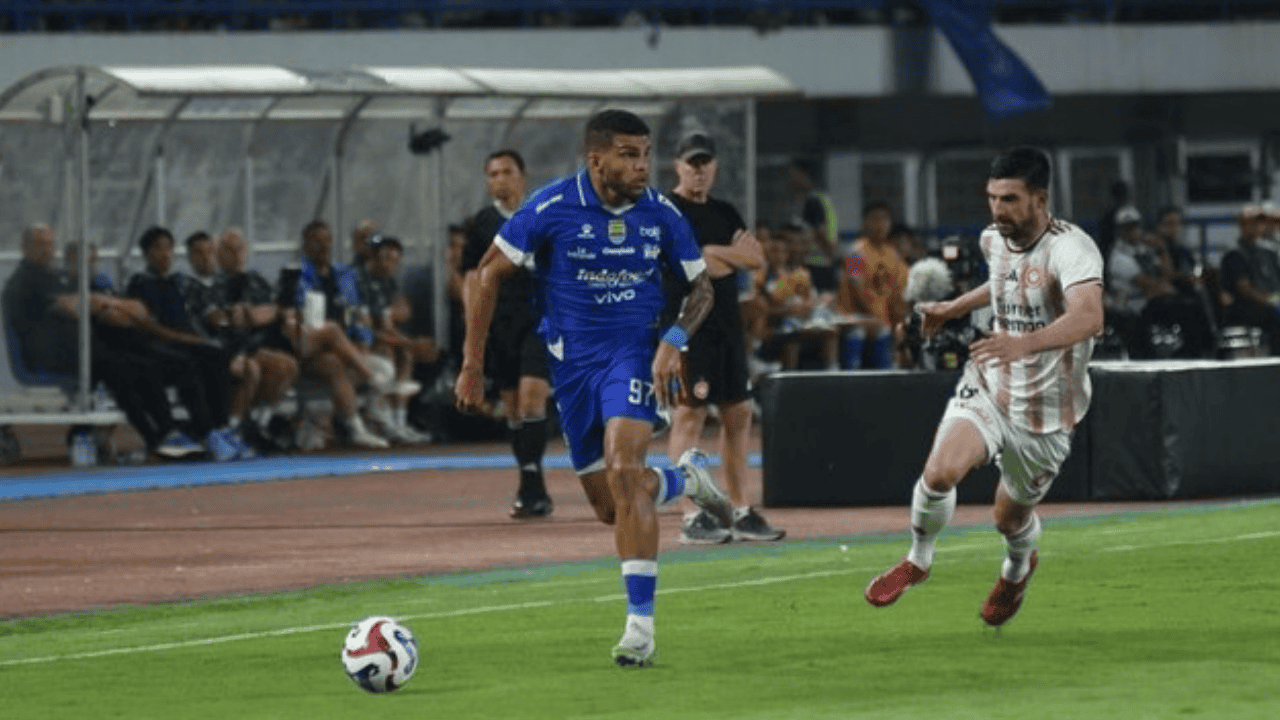 Gol Telat Berguinho Selamatkan Persib! PSBS Tumbang 0-1, Maung Bandung Rebut Lagi Puncak Klasemen