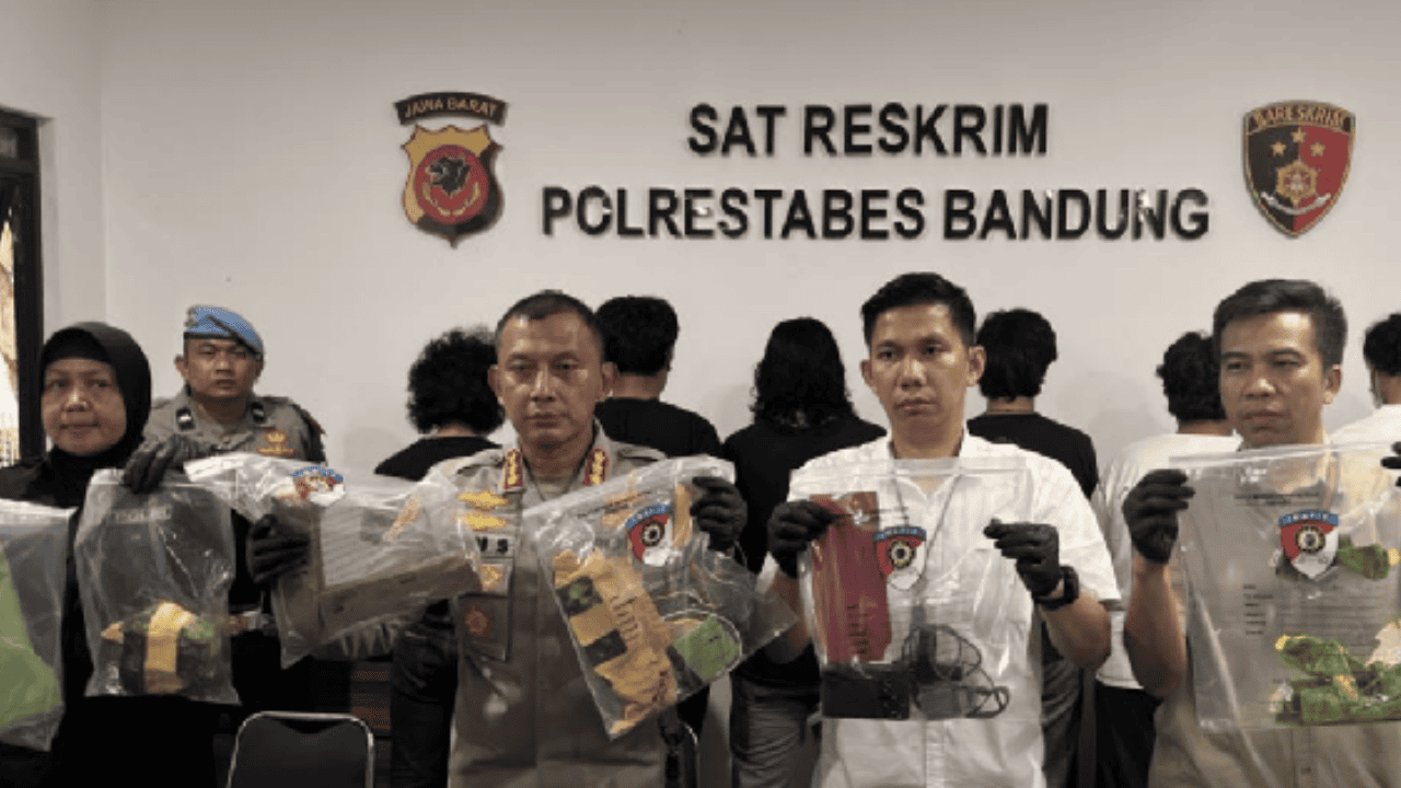 Polisi Tanggkap Pemuda Penyimpanan Bom Kayu Palsu di Bandung