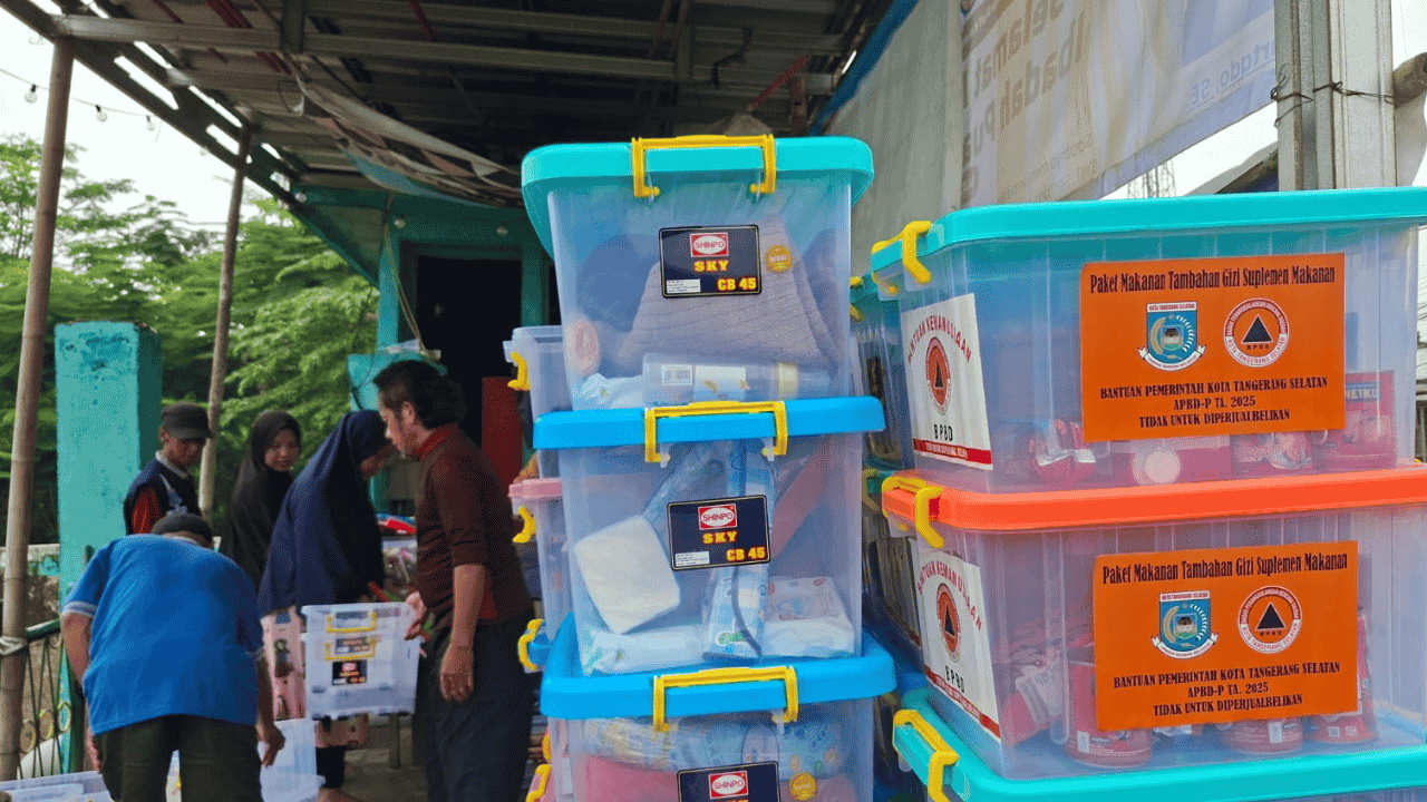 Pemkot Tangsel Bergerak Cepat, Ratusan Paket Logistik Digelontorkan untuk Warga Korban Banjir di Pondok Aren