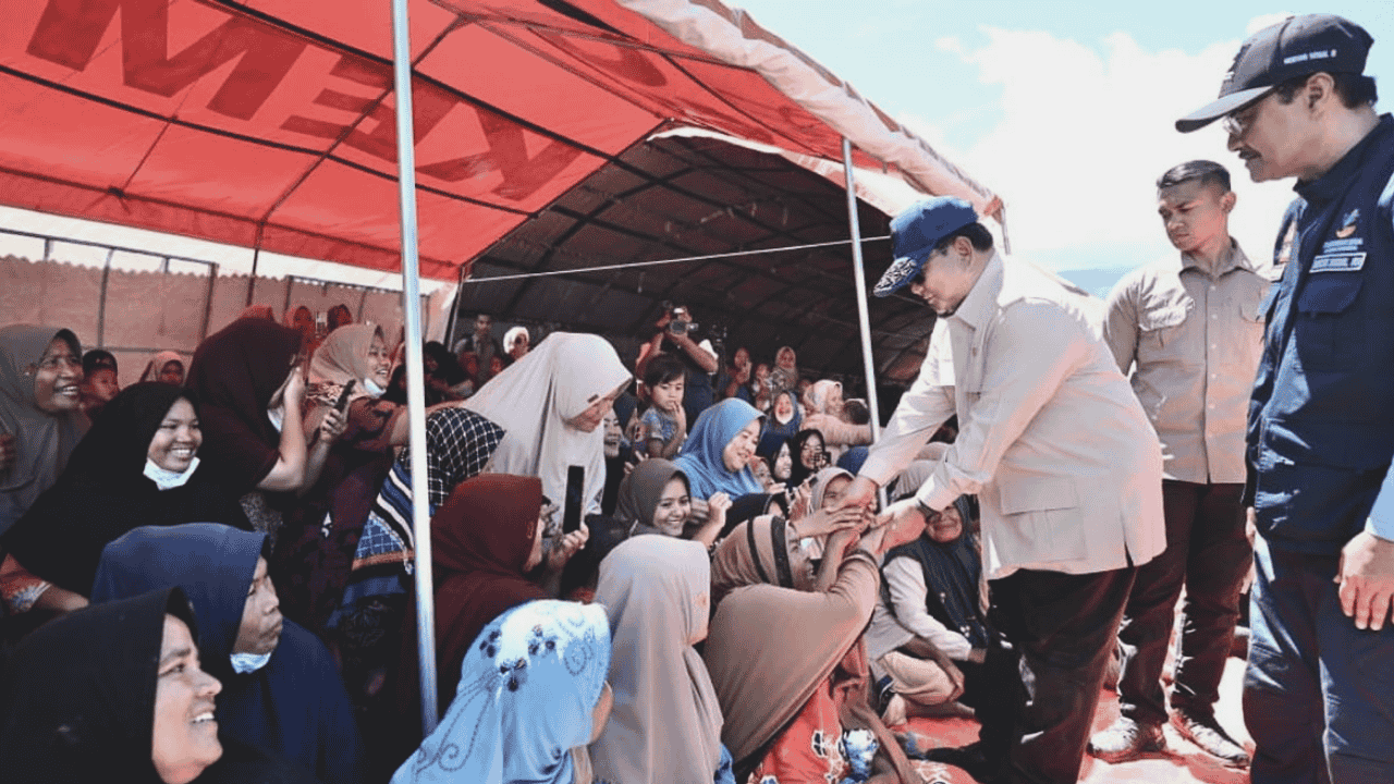Prabowo di Tengah Pengungsi Banjir Padang: “Kalian Suka Enggak Kalau Saya Sikat Itu Maling Semua?”