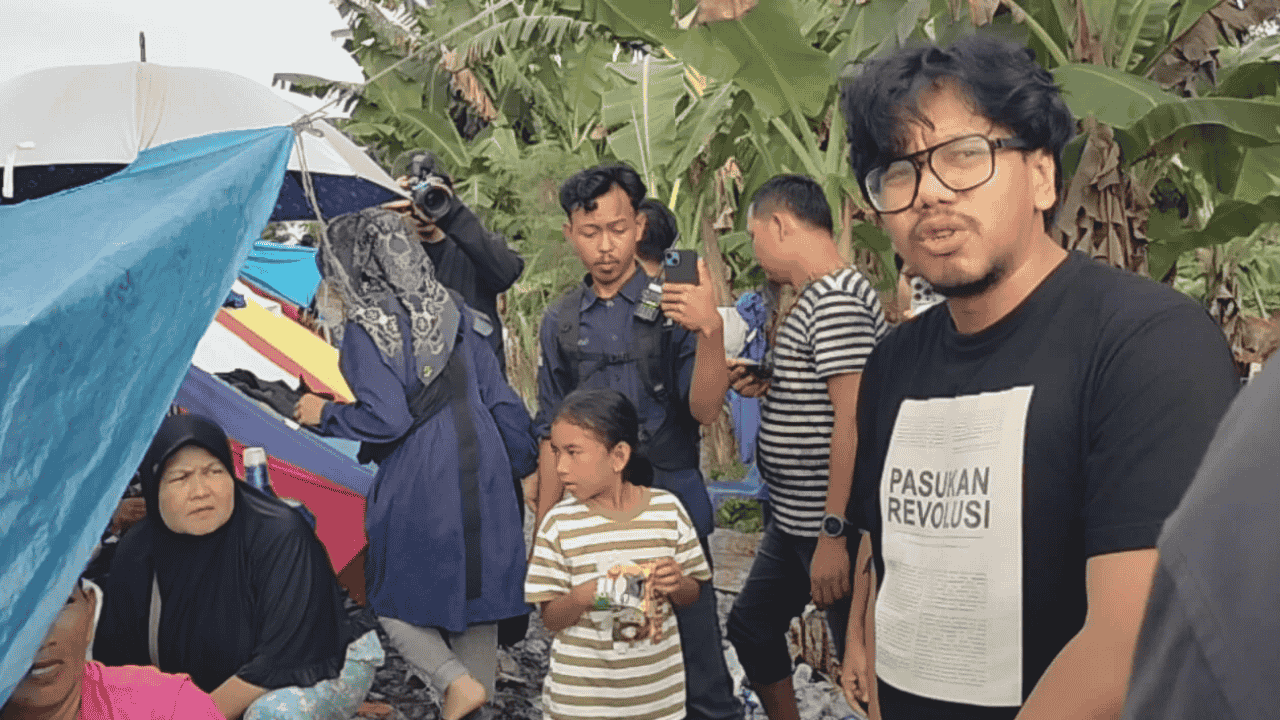 Bawa Donasi Rp 10,3 M, Ferry Irwandi Turun ke Pengungsian Banjir Langkat yang Bertahan di Atas Rel Kereta Api