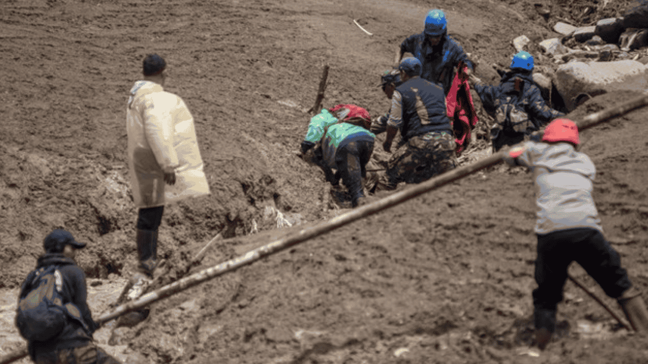 Update Longsor Cisarua: 105 Laporan Orang Hilang Masuk, 23 Anggota TNI Dilaporkan Belum Ditemukan