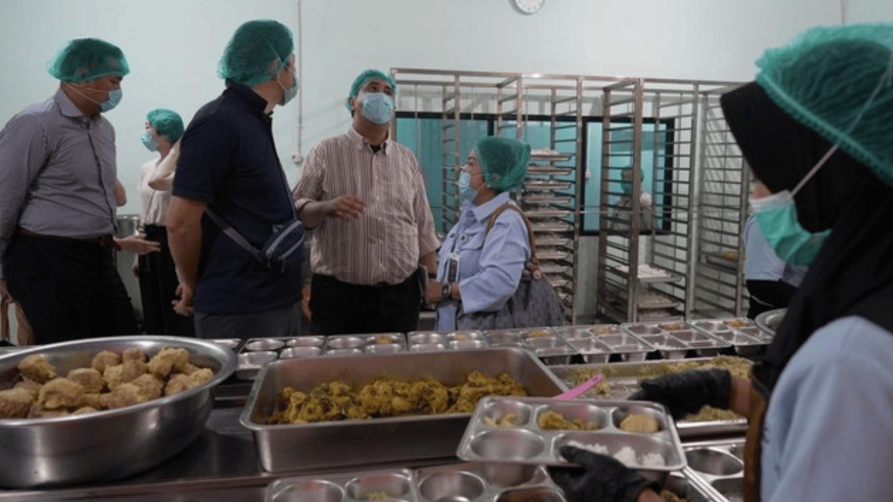 Viral Dituding “Untung Bersih” Rp1,8 Miliar dari MBG, BGN Tegas Membantah: “Itu Pendapatan Kotor Maksimal!”