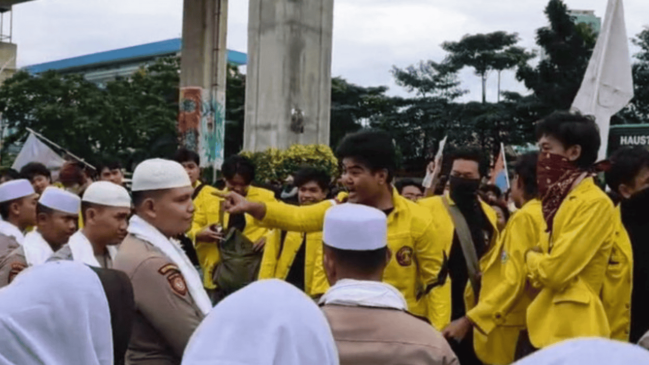 Ngaku Pernah Didorong hingga Dipukul, Mahasiswa UI “Meledak” di Depan Mabes Polri: “Apa Hak Anda Memeriksa?”