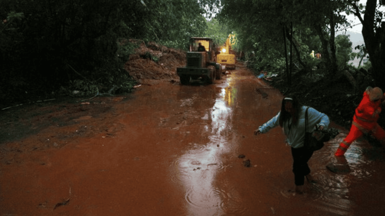 Banjir Bandang-Longsor Terjang Sukabumi, Jembatan Hanyut Bikin Satu Kampung Terisolasi & Jalan Provinsi Sempat Lumpuh