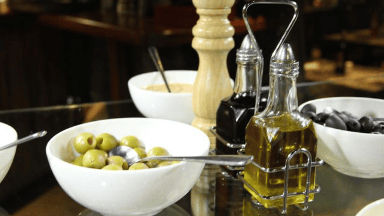 Bukan Cuma Skincare, Ini 10 Makanan yang Disebut Bisa Bantu Awet Muda—Kulit Glowing Seharian