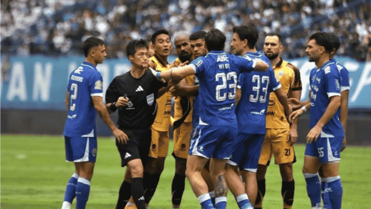 Herdman Terpukau “El Clasico” Persib vs Persija: Liga Panas, Talenta Lokal Harus Punya Harapan