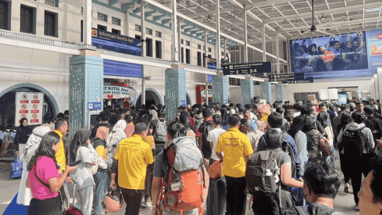 H-2 Natal Stasiun Pasar Senen Padat, Porter Mulai “Panen” Order Panggulan: Sehari Bisa 10 Kali Angkut
