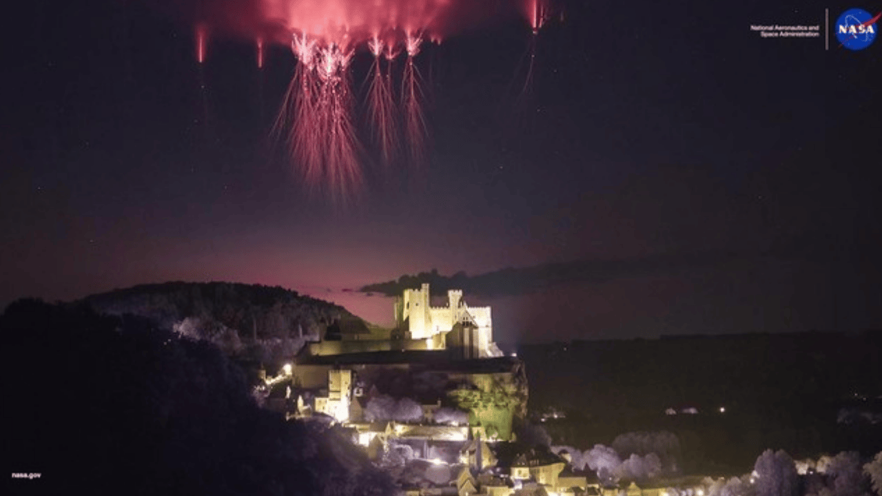 Viral “Ubur-ubur Merah Raksasa” Menggantung di Langit Prancis, NASA Tegaskan Bukan Alien