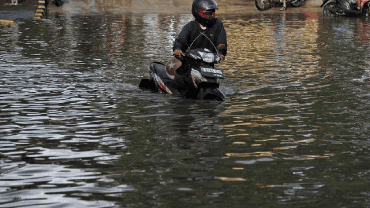 Jakarta Masih “Tenggelam” Jumat Malam! 127 RT & 6 Jalan Tergenang, BPBD Kejar Target Cepat Surut