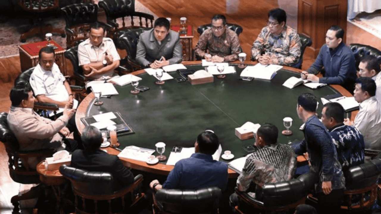 Baru Pulang Lawatan, Prabowo “Tarik” Menteri ke Hambalang: Koperasi Desa, Migas, hingga Perbankan Dicek Langsung