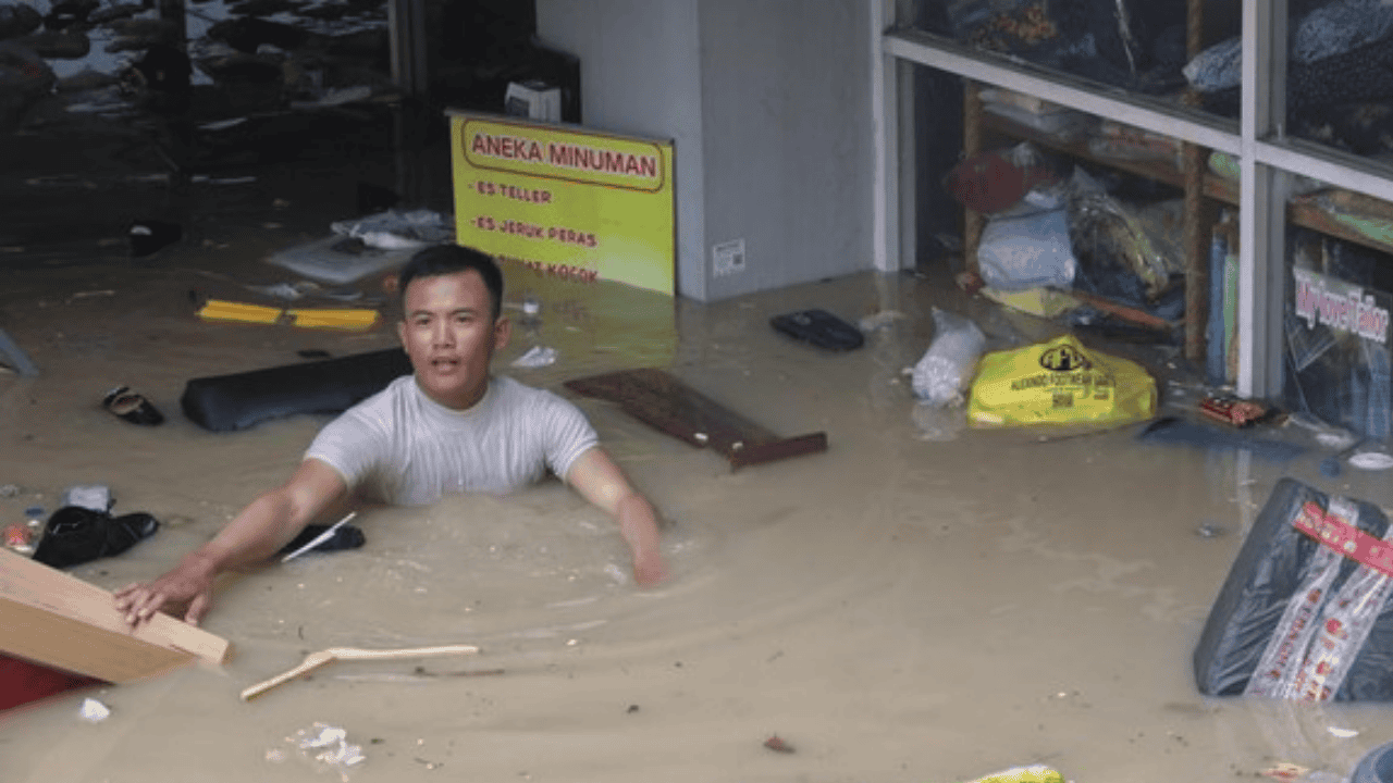 Banjir Bak Ombak Laut Rendam Green Lavender Bekasi, Warga Dievakuasi Perahu Karet