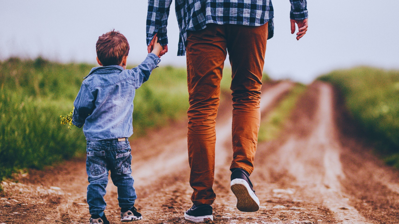 5 Puisi Paling Menyentuh untuk Hari Ayah 2025, Dijamin Bikin Ayah Terharu!