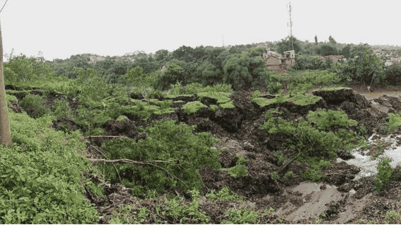 Hujan Deras Bikin Eks TPA Pondok Rajeg Bogor Longsor 200 Meter, Material Menggantung di Tepi Ciliwung