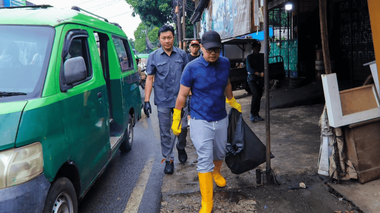 Pilar Turun Langsung Pimpin Aksi Bersih di Ciputat, Sindir Kebiasaan Buang Sampah Sembarangan: “Mau Sampai Kapan?”