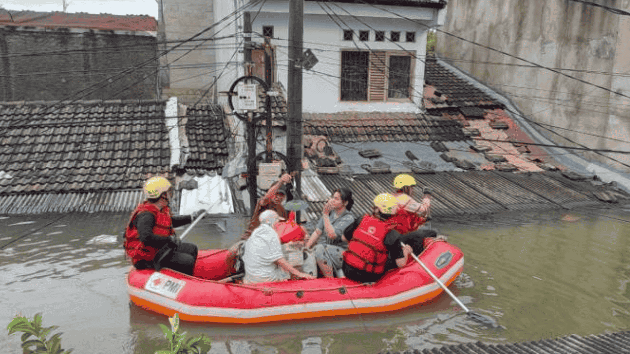 Banjir Belum Surut, Petugas Gabungan dan Relawan Gencarkan Evakuasi Warga di Sejumlah Titik Kota Tangerang